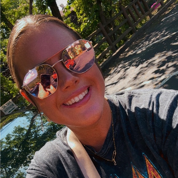 Meet your Posher, Stacie - Picture 2 of 6